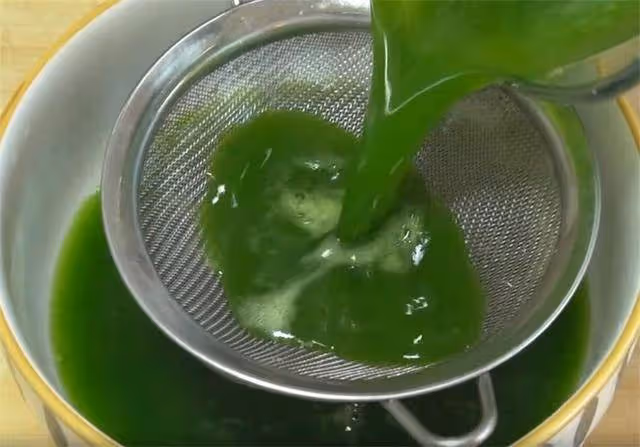 黃瓜皮別再扔了,擀麵杖一攪,Q彈又爽滑,秋冬我家一周吃4次
