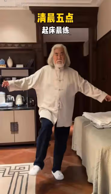 張紀中稱自己是70歲少年,展示充滿活力的一天,帶倆孩子顯憔悴