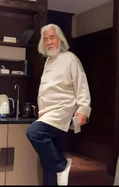張紀中稱自己是70歲少年,展示充滿活力的一天,帶倆孩子顯憔悴