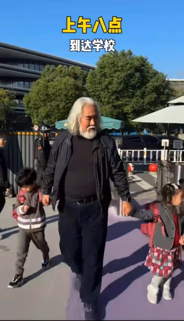 張紀中稱自己是70歲少年,展示充滿活力的一天,帶倆孩子顯憔悴
