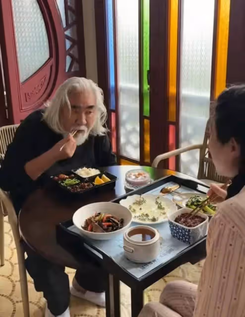 張紀中稱自己是70歲少年，展示充滿活力的一天，帶倆孩子顯憔悴