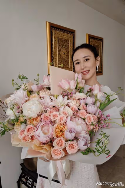 胡靜曬美照慶祝46歲生日!大鑽戒成功搶鏡,兒子與老公貼心送祝福