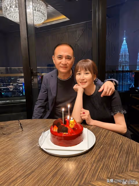 胡靜曬美照慶祝46歲生日!大鑽戒成功搶鏡,兒子與老公貼心送祝福
