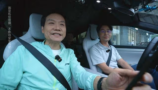 雷軍回應去工廠擰螺絲並在車間睡覺:確實是擺拍