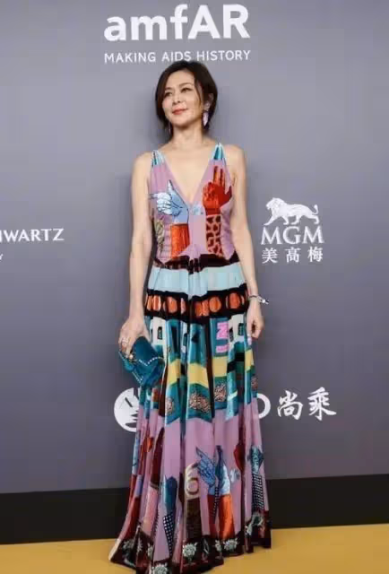 62歲關之琳穿深V領印花裙露事業線!風韻猶存性感撩人