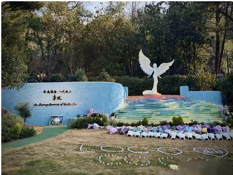 李玟墓地雜草叢生鮮花被堆放一旁!全球性感天后粉絲怒了