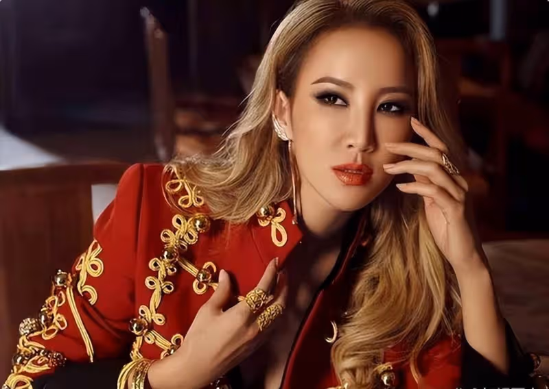 李玟墓地雜草叢生鮮花被堆放一旁!全球性感天后粉絲怒了