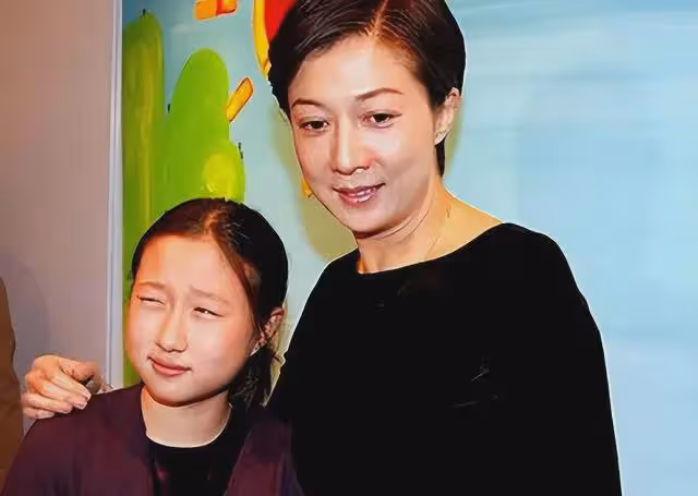吳卓林:被成龍「拋棄」的女兒,如今徹底走上「瘋狂」的報復之路