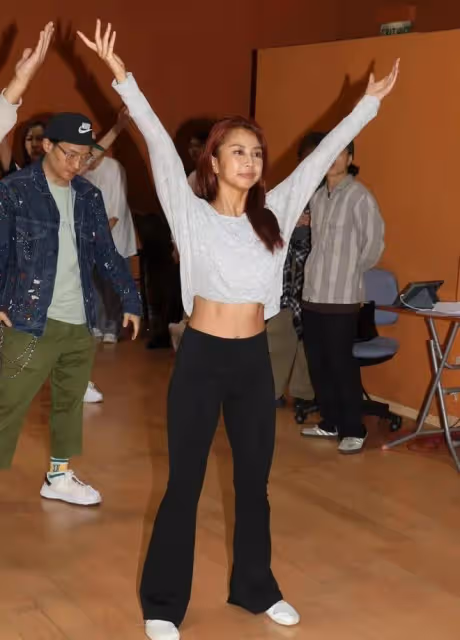 無線台慶彩排 l TVB小花站C位直言有壓力,30歲小花想被猛男抱抱