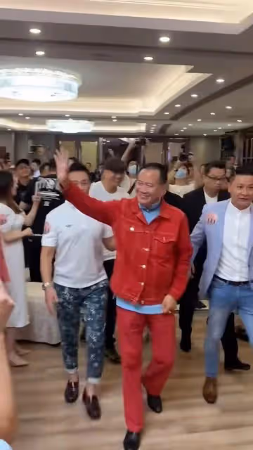 67歲港星現身晚宴獲三位TVB綠葉開路,曾豪言承諾:TVB不用你我用你
