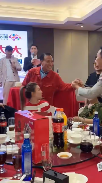 67歲港星現身晚宴獲三位TVB綠葉開路,曾豪言承諾:TVB不用你我用你