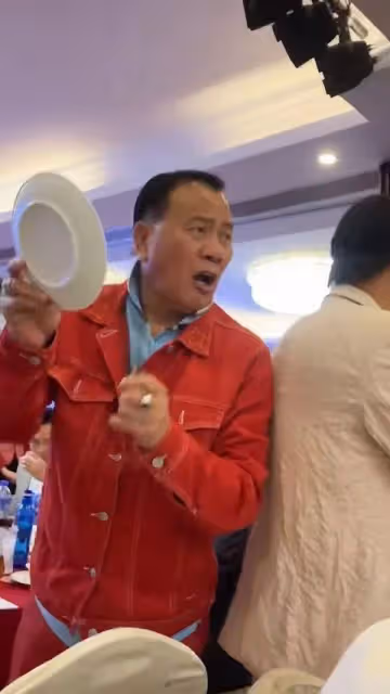 67歲港星現身晚宴獲三位TVB綠葉開路,曾豪言承諾:TVB不用你我用你
