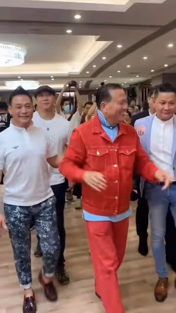 67歲港星現身晚宴獲三位TVB綠葉開路,曾豪言承諾:TVB不用你我用你
