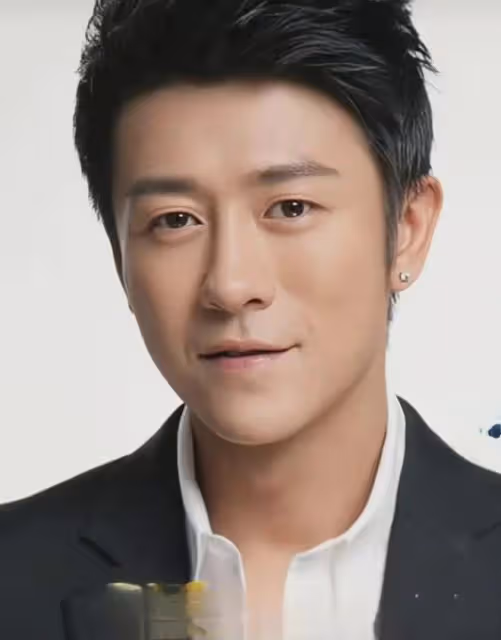 親媽、乾媽兩導演力捧20年無果,娶妻改名後他竟火遍半邊天!