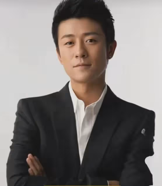 親媽、乾媽兩導演力捧20年無果,娶妻改名後他竟火遍半邊天!