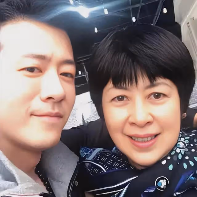 親媽、乾媽兩導演力捧20年無果,娶妻改名後他竟火遍半邊天!