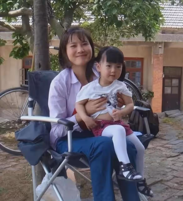 演員潘雨辰:與侯勇離婚後,和女兒相依為命,46歲不願碰觸婚姻