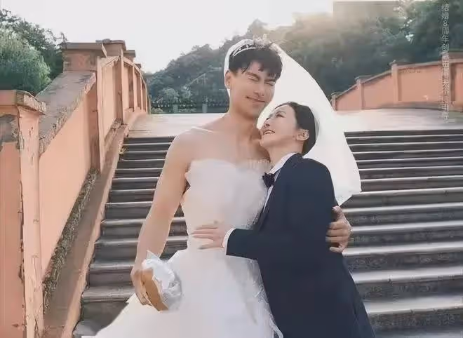 「艷照門」17年後,她再度翻紅,嫁給小9歲老公終得幸福!