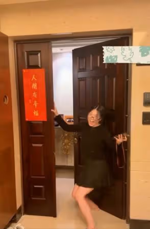 還記得蜜雪薇琪?她「46歲素顏」罕曝光 蕭亞軒快遞蛋糕驚喜慶生