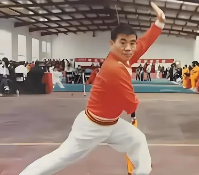 武大郎扮演者宋文華:身高1米4曾獲武術冠軍,娶了高30厘米美女