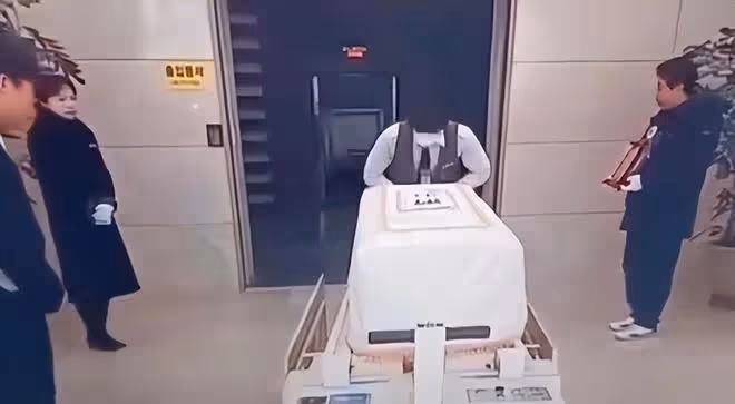 宋再臨遺體火化，金素恩發黑白照悼念：再會了，我的朋友