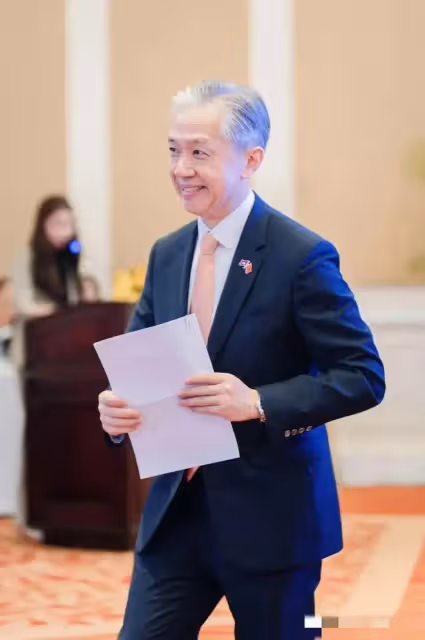 汪文斌柬埔寨被偶遇,入鄉隨俗穿本地服飾,腳上的人字拖太亮眼