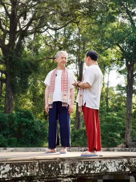 汪文斌柬埔寨被偶遇,入鄉隨俗穿本地服飾,腳上的人字拖太亮眼
