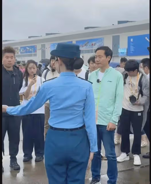 接地氣!千億身家雷軍,穿百元國貨李寧衣服,保鏢卻穿著千元大牌