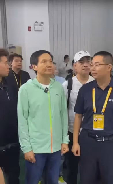 接地氣!千億身家雷軍,穿百元國貨李寧衣服,保鏢卻穿著千元大牌