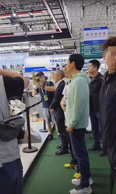 接地氣!千億身家雷軍,穿百元國貨李寧衣服,保鏢卻穿著千元大牌