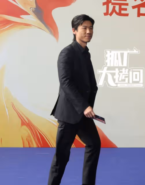 金雞獎表彰，雷佳音腫了，王一博變帥了，范丞丞能不能注意下儀態