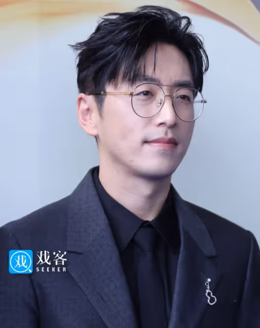 金雞獎表彰，雷佳音腫了，王一博變帥了，范丞丞能不能注意下儀態
