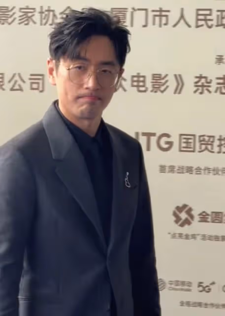 金雞獎表彰，雷佳音腫了，王一博變帥了，范丞丞能不能注意下儀態