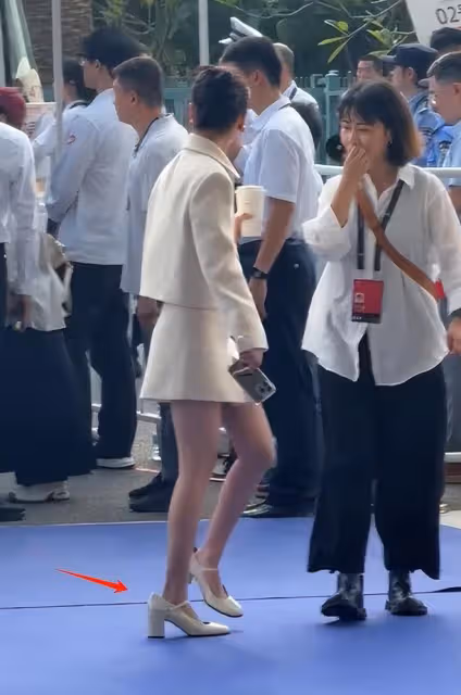 金雞獎表彰，雷佳音腫了，王一博變帥了，范丞丞能不能注意下儀態
