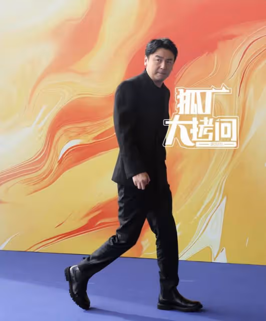 金雞獎表彰,雷佳音腫了,王一博變帥了,范丞丞能不能注意下儀態