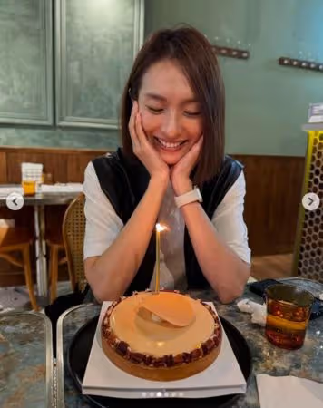 Sandy人脈超狂!餐廳慶生同框「消失10年女星」 網驚:原來是朋友