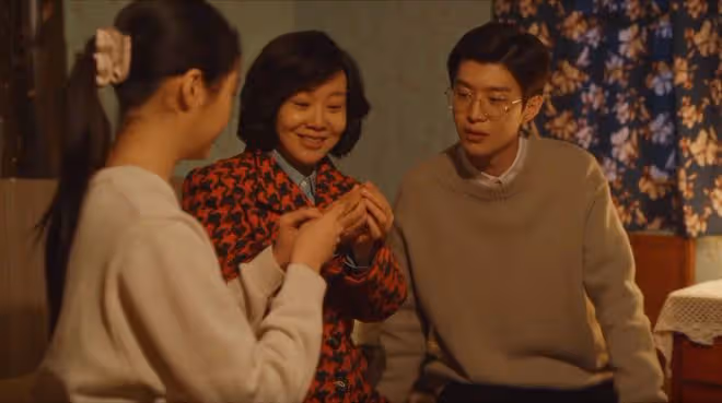 《小巷人家》結局:黃玲至死不悔,不和莊超英離婚,是最狠的報復
