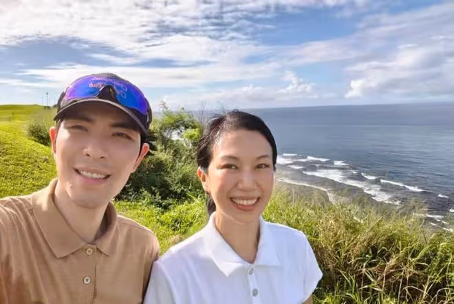 蕭敬騰老婆高調放閃!夫妻海邊牽手漫步,林有慧笑眼彎彎年輕漂亮
