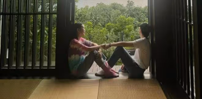 蕭敬騰老婆高調放閃!夫妻海邊牽手漫步,林有慧笑眼彎彎年輕漂亮