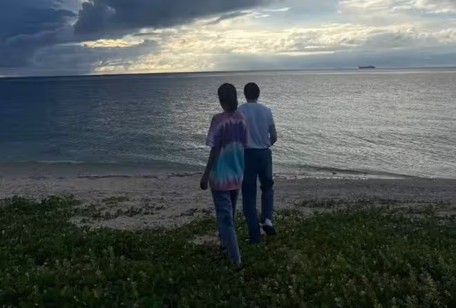 蕭敬騰老婆高調放閃!夫妻海邊牽手漫步,林有慧笑眼彎彎年輕漂亮