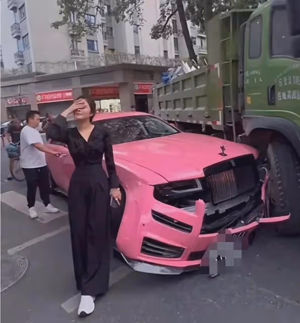 大貨車撞勞斯萊斯後續:疑似造假,原本是撞車,如今成「翻車」?