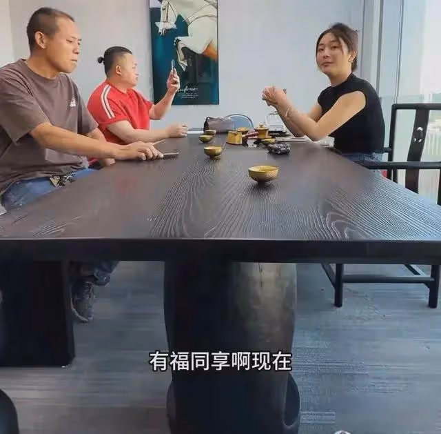 大貨車撞勞斯萊斯後續:疑似造假,原本是撞車,如今成「翻車」?