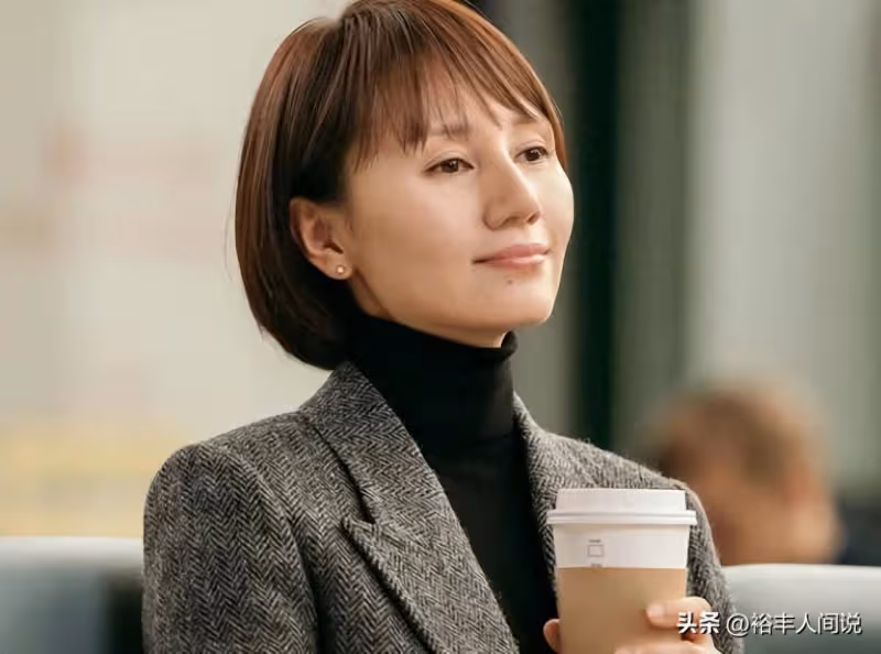 47歲袁泉給女兒開家長會!穿萬元大衣素顏超好,學費每年才8.8萬