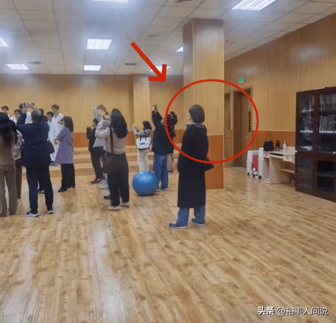 47歲袁泉給女兒開家長會!穿萬元大衣素顏超好,學費每年才8.8萬