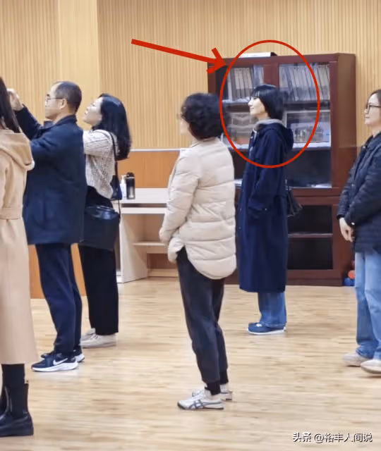 47歲袁泉給女兒開家長會!穿萬元大衣素顏超好,學費每年才8.8萬