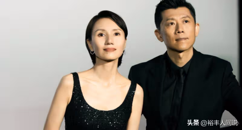 47歲袁泉給女兒開家長會!穿萬元大衣素顏超好,學費每年才8.8萬