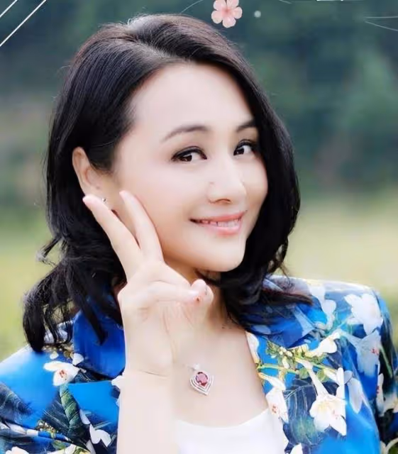 她憑一劇吃穿不愁，嫁十年龍套夫，現今其夫高升引羨妒