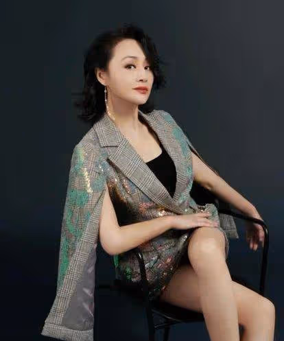 她憑一劇吃穿不愁，嫁十年龍套夫，現今其夫高升引羨妒