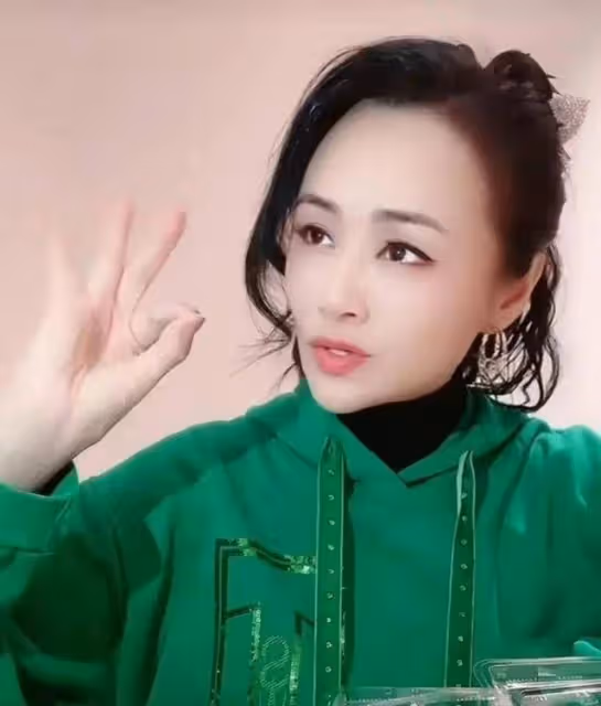 她憑一劇吃穿不愁，嫁十年龍套夫，現今其夫高升引羨妒