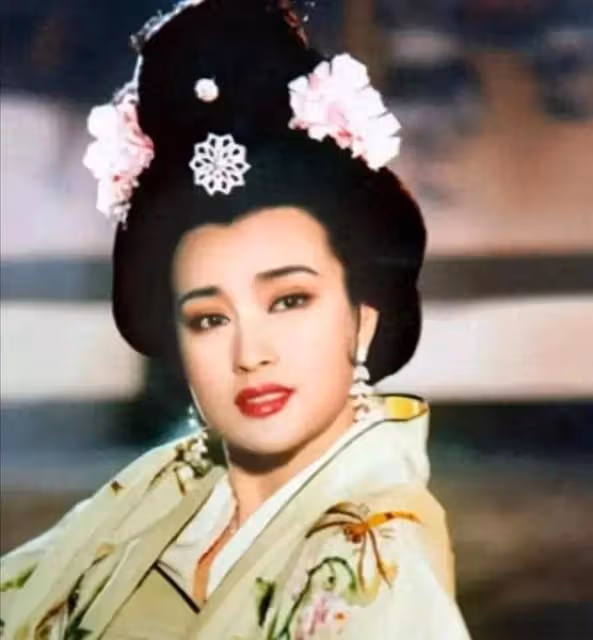 74歲劉曉慶戴上億玉鐲慶生，因拉皮耳朵巨長，磨皮磨得跟18歲一樣